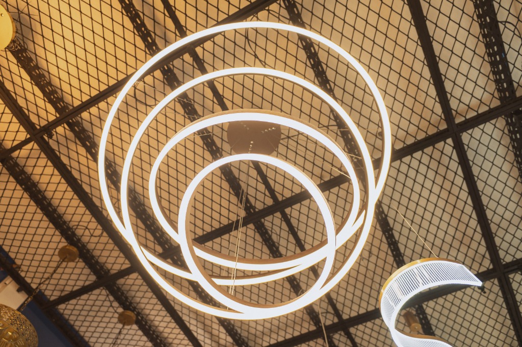 Parede de luminárias acesas - Nossa Luz